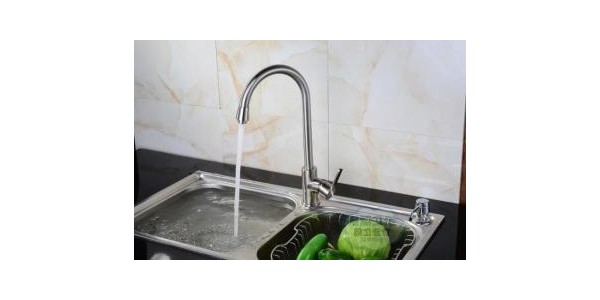 選擇大型商用洗碗機(jī)三要點(diǎn)-致力于商用廚具（宇杰廚具）